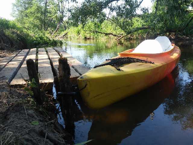 Kajaki Roztocze - zdjęcia kajaku zacumowanego przy rzece na Roztoczu